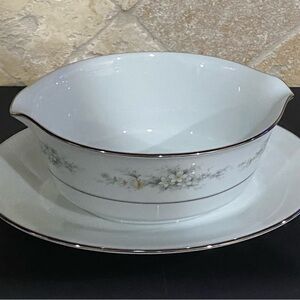 Noritake Melissa 3080 Gravy Boat with Attached Underplate